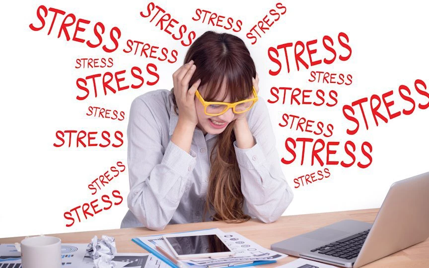 Làm việc stress , hoc hành vất vả bổ sung đồ uống này dễ mua, dễ kiếm lại tốt cho sức khỏe? Khi làm việc căng thẳng hay học hành vất vả, cơ thể thường mệt mỏi và tinh thần bị áp lực. Để cải thiện sức khỏe và giúp tinh thần minh mẫn. Bạn có thể tham khảo những loại đồ uống dễ mua , dễ kiếm và có lợi cho sức khỏe mà bạn có thể bổ sung hằng ngày 1.	Trà ô long –	Lợi ích: Trà ô long chứa caffeine và L- theanine, giúp tăng cường sự tập trung và làm giảm căng thẳng. đồng thời, trà ô long có chất chống oxy hóa, giúp bảo vệ có thể khỏi tác động của stress vad tăng cười sức khỏe tổng thể –	Cách dùng: Uống một tách trà ô long vào buổi chiều giúp tăng cường sự tập trung và duy trì năng lượng mà không làm mất ngủ 2.	Nước uông hạt chia –	Lợi ích: Hạt chia giàu chất xơ, omega-3 và chất chống oxy hóa giúp duy trì năng lượng và giảm căng thẳng. Hạt chia giúp cơ thể no lâu hơn, cung cấp năng lượng cho cơ thể –	Cách dùng: Thêm một thìa hạt chia vào nước lọc hoặc nước dừa, để trong 10-15 phút cho hạt chia nở ra rồi uống. Thức uống này giúp bạn bớt cảm  giác đói và cung cấp năng lượng từ từ 3.	Trà Xanh –	Lợi ích : Trà xanh chứa nhiều chất chống oxy hóa và caffeine, giúp tăng cường sự tỉnh táo, giảm căng thẳng và cải thiện tâm trạng. Caffeine trong trà xanh cũng giúp tăng cường sức khỏe tim mạch và giảm nguy cơ bệnh mãn tính –	Cách dùng: Bạn có thể uống trà xanh ấm vào buổi sáng hoặc sau bữa ăn trưa để giữ tinh thần tỉnh táo. Tuy nhiên, tránh uống quá muộn vì caffeine có thể gây khó ngủ 4.	Trà hoa cúc –	Lợi ích: Trà hoa cúc nổi tiếng với các tác dụng làm dịu, giúp thư giãn cơ thể và giảm căng thẳng. Đặc biệt, trà hoa cúc có khả năng cải thiện giấc ngủ , rất tốt cho những ai phải thức khuya hoặc bị mất ngủ do áp lực –	Cách dùng: Uống một cốc trà hoa cúc ấm vào buổi tối trước khi ngủ giúp bạn dễ dàng thư giãn và có giấc ngủ ngon 5.	Nước chanh mật ong –	Lợi ích: Chanh giàu vitamin C, giúp tăng cường hệ miễn dịch và chống lại sự mệt mỏi. Mật ông cung cấp năng lượng tự nhiên và hỗ trợ tiếu hóa tốt hơn. Sự kết hợp giữa chanh và mật ong giúp thanh lọc cơ thể , giảm stress và tăng cường sự tỉnh táo –	Cách dùng: Pha một ly nước ấm với nửa quả tranh và một thìa mật ong, uống vào buổi sáng để khởi đầu ngày mới tràn ngập năng lượng 6.	Nước ép cam tươi –	Lợi ích: cam chứa nhiều vitamin C và chất chống oxy hóa giuos tăng cường hệ miễn dịch và giảm mệt mỏi . Vitamin C cũng giúp cải thiện tinh thần và tăng khả năng tập trung –	Cách dùng: Uống một ly nước ép cam tươi vào buổi sáng hoặc buổi chiều để nạp năng lượng và tỉnh táo hơn trong công việc 7.	Sữa nghệ  –	Lợi ích: Nghệ chứa curcumin , một chất chống viêm mạnh mẽ giúp giảm căng thẳng và tăng cường hệ miễn dịch. Sữa nghệ cũng có thể làm dịu tâm trí và hỗ trợ giấc ngủ tốt hơn –	Cách dùng: Pha bột nghệ với sữa ấm, thêm một chút mật ong và bột quế để tăng hương vị. Uống vào buổi tối giúp thư giãn và giảm căng thẳng  Các loại đồ uống này không chỉ dễ kiếm , dễ làm mà còn giúp bạn tăng cường sức khỏe , cải thiện tinh thần và giảm căng thẳng khi học tập hoặc làm việc vất vả. Ngoài ra ,bạn hãy kết hợp lối sống lành mạnh để mang lại hiệu quả tốt nhất