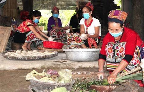 Tại sao men lá lại được sử dụng trong việc lên men rượu ngô men lá , thay vì sử dụng các loại men công nghiệp?